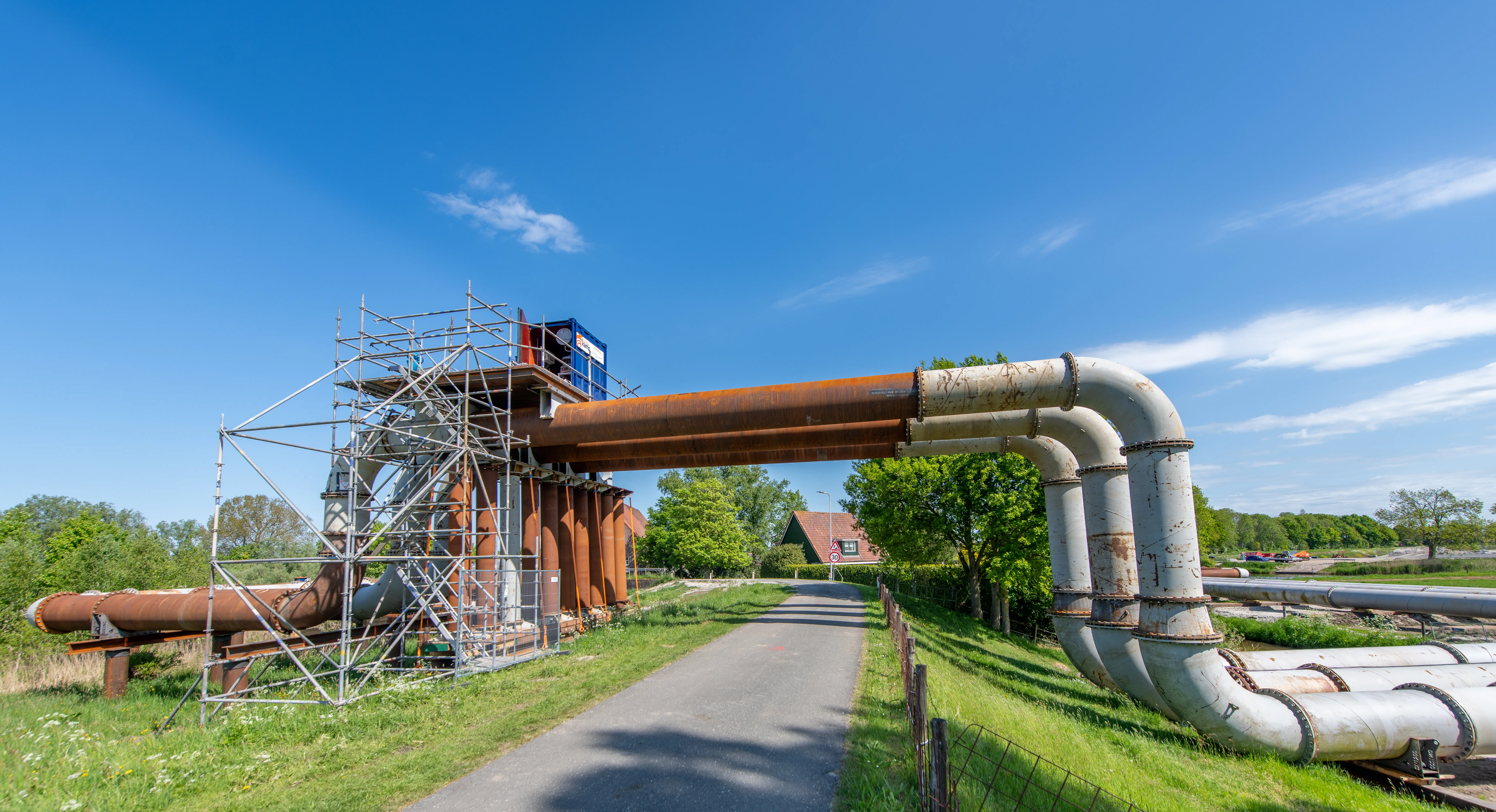 Project Vanderkamp in Hasselt voor de combinatie Friso Civiel Dubbink bij gemaal Galgenrak. Op deze foto zie je een wegoverspanning.
