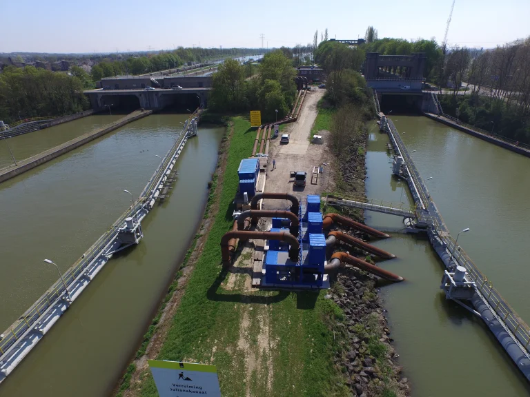 Foto van tijdelijke pompinstallatie van Vanderkamp pompen bij pompgemaal Sluis Born.