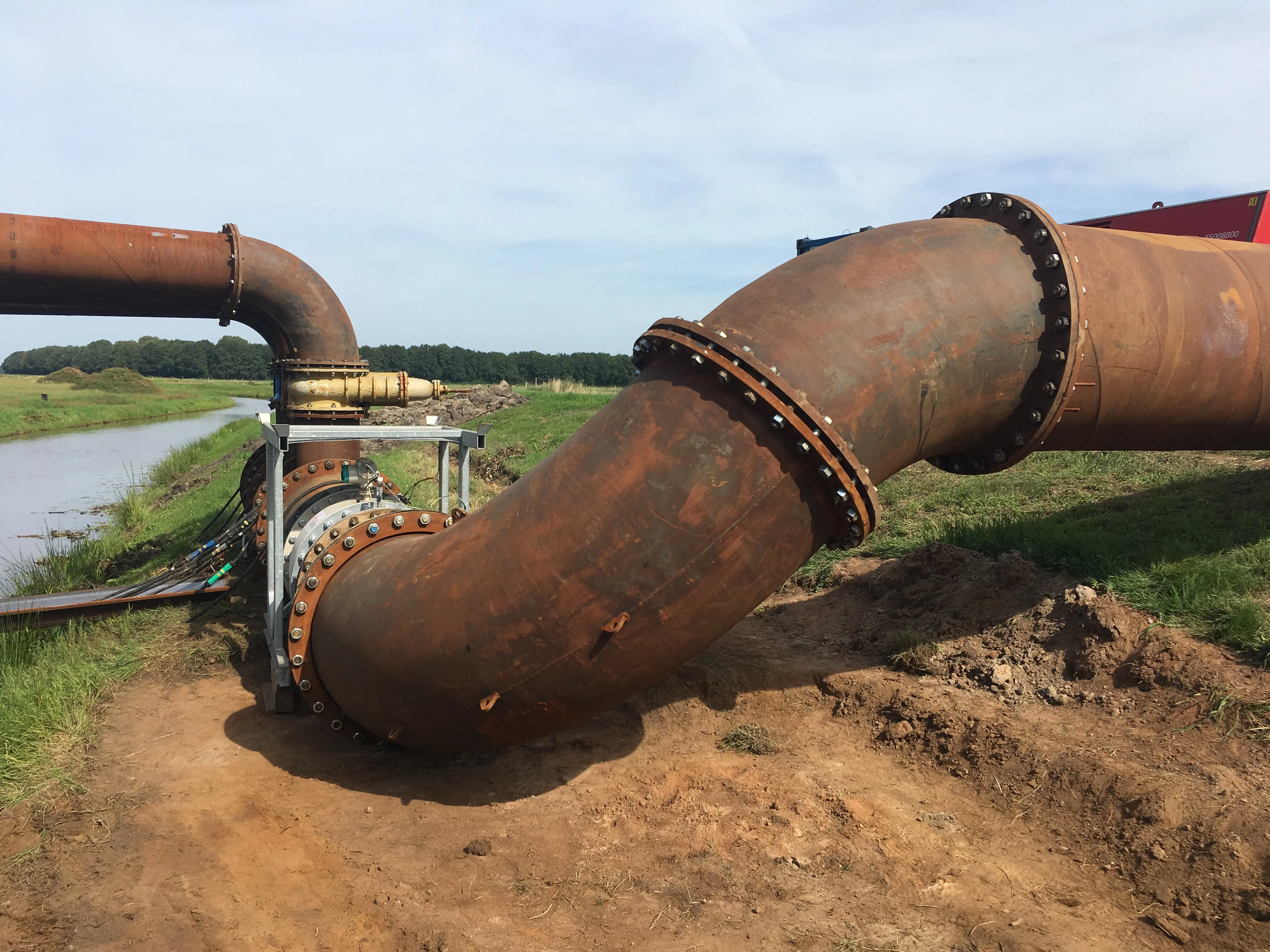 Vanderkamp plaatst een tijdelijke pompinstallatie bij het bouwen van een nieuw gemaal