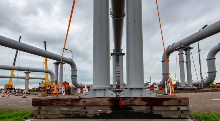 Wegoverspanning bij IJmuiden project grootste tijdelijke pompinstallatie ter wereld.
