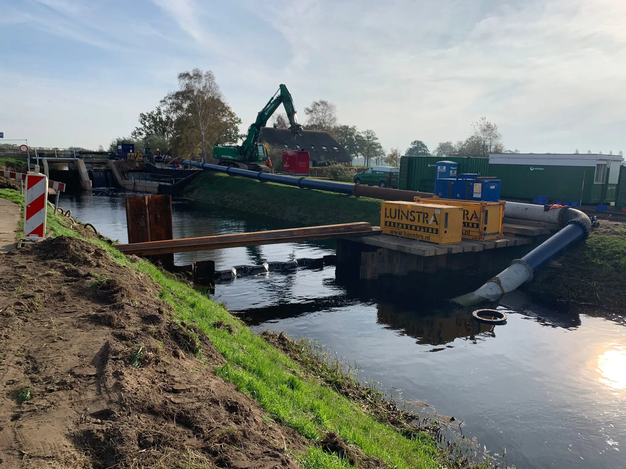 Luinstra en Vanderkamp Pompen zijn aan het werk bij stuw Linthorst.