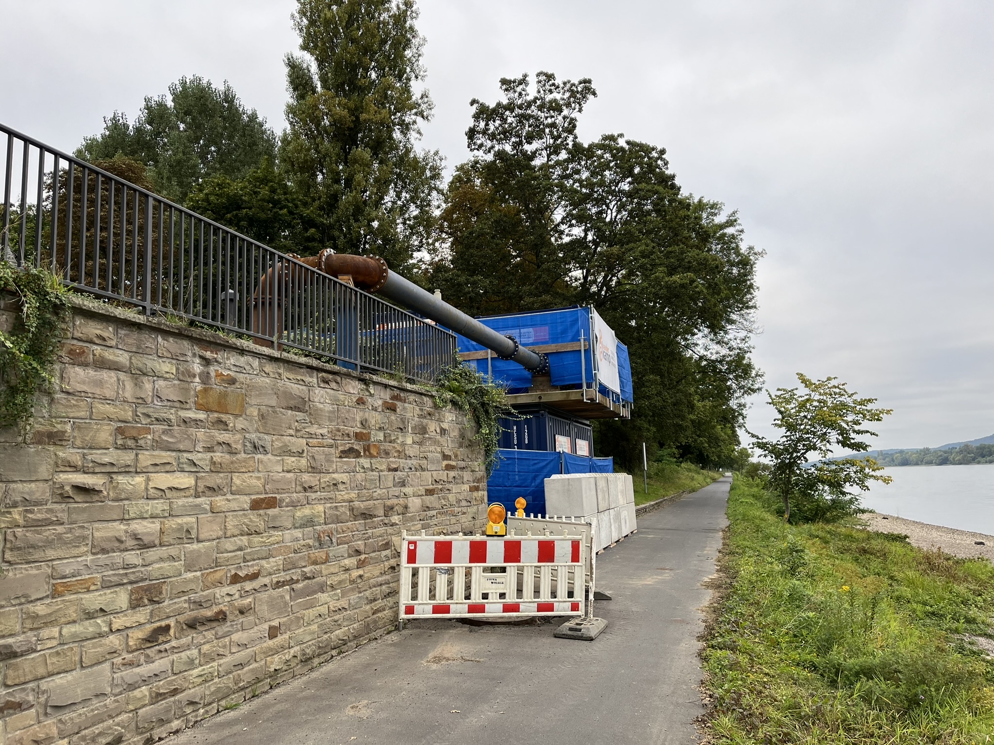 Temporäre Pumpenanlage Bonn 2024 – Seitenansicht der Installation.