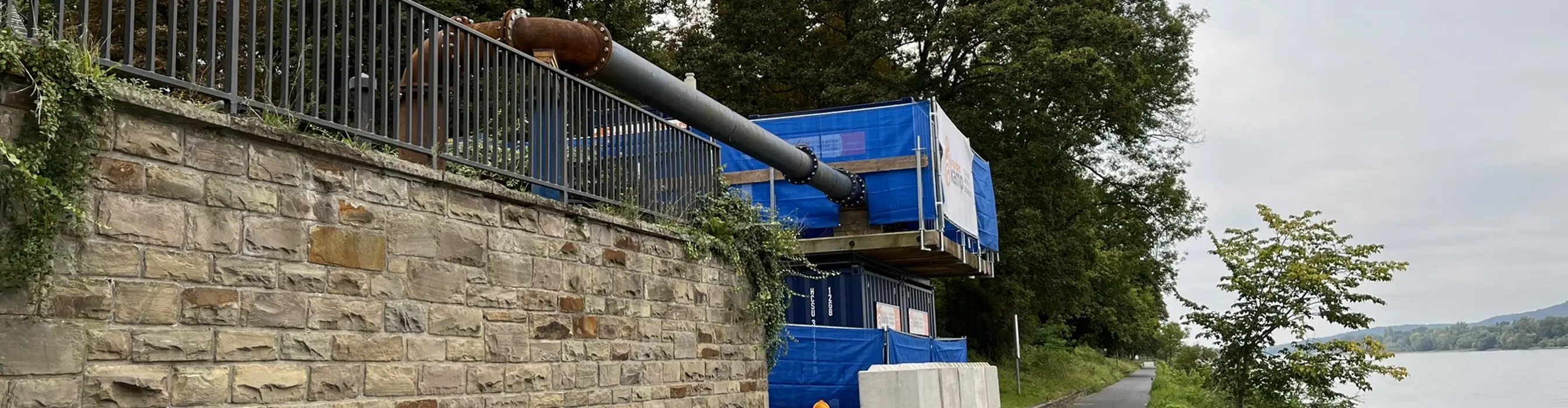 Temporäre Pumpenanlage Bonn 2024 – Seitenansicht der Installation.