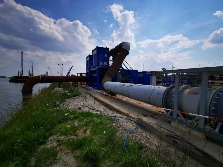 Een tijdelijke pompinstallatie van Vanderkamp bij Terneuzen