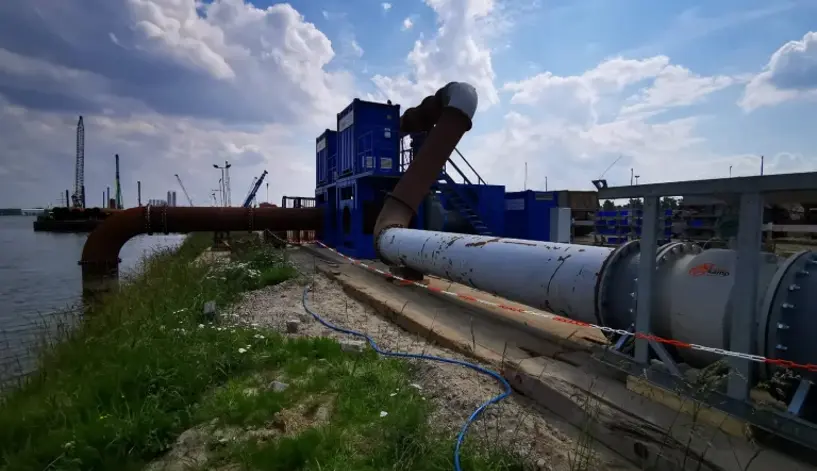 Een tijdelijke pompinstallatie van Vanderkamp bij Terneuzen