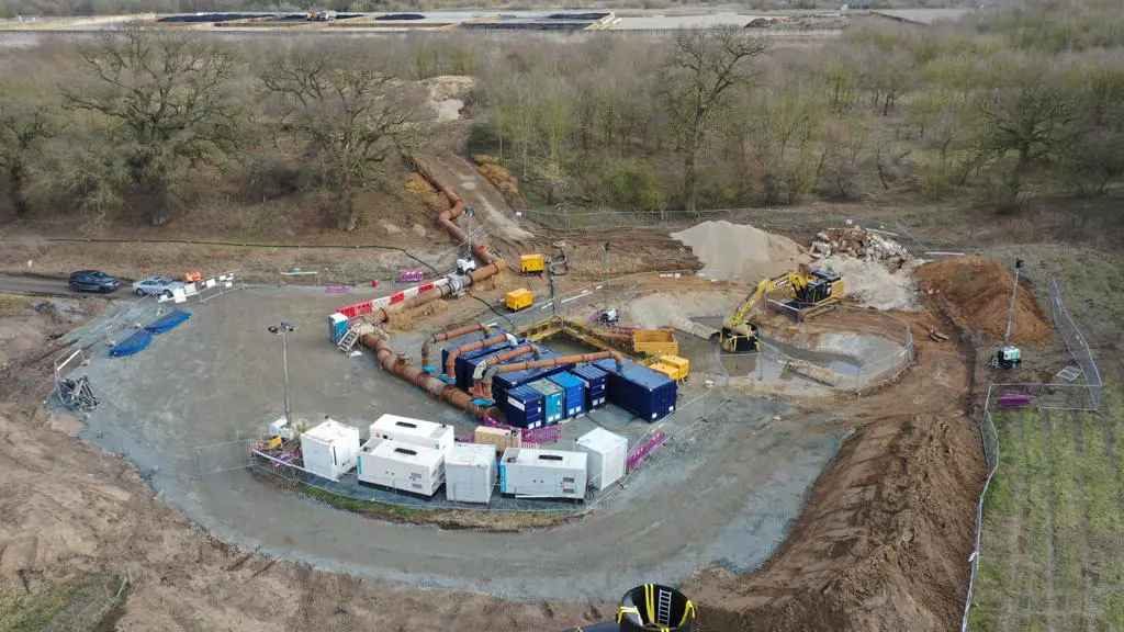 Vanderkamp verpompt 190 miljoen liter weg via wegoverspanning met tijdelijke pompinstallatie