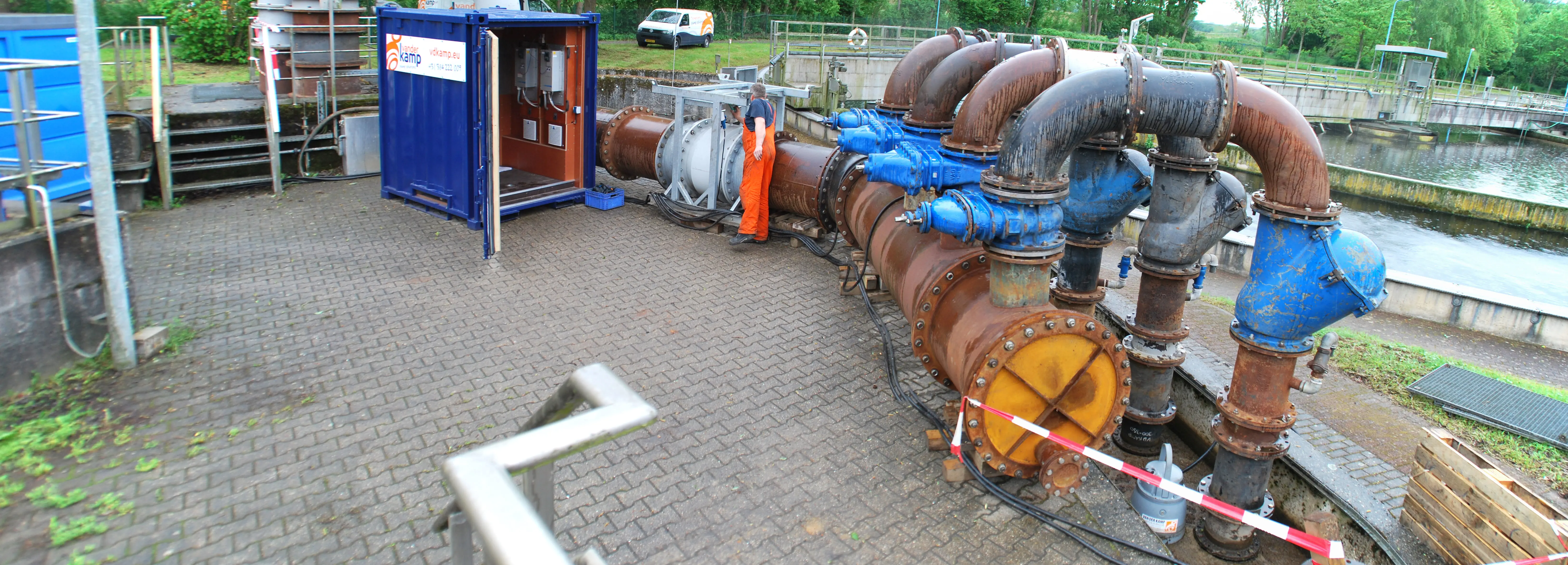 Auf dem Klärwerk Aachen hat Vanderkamp eine temporäre Pumpenanlage mit einer Kapazität von 3600 m3/Stunde installiert.