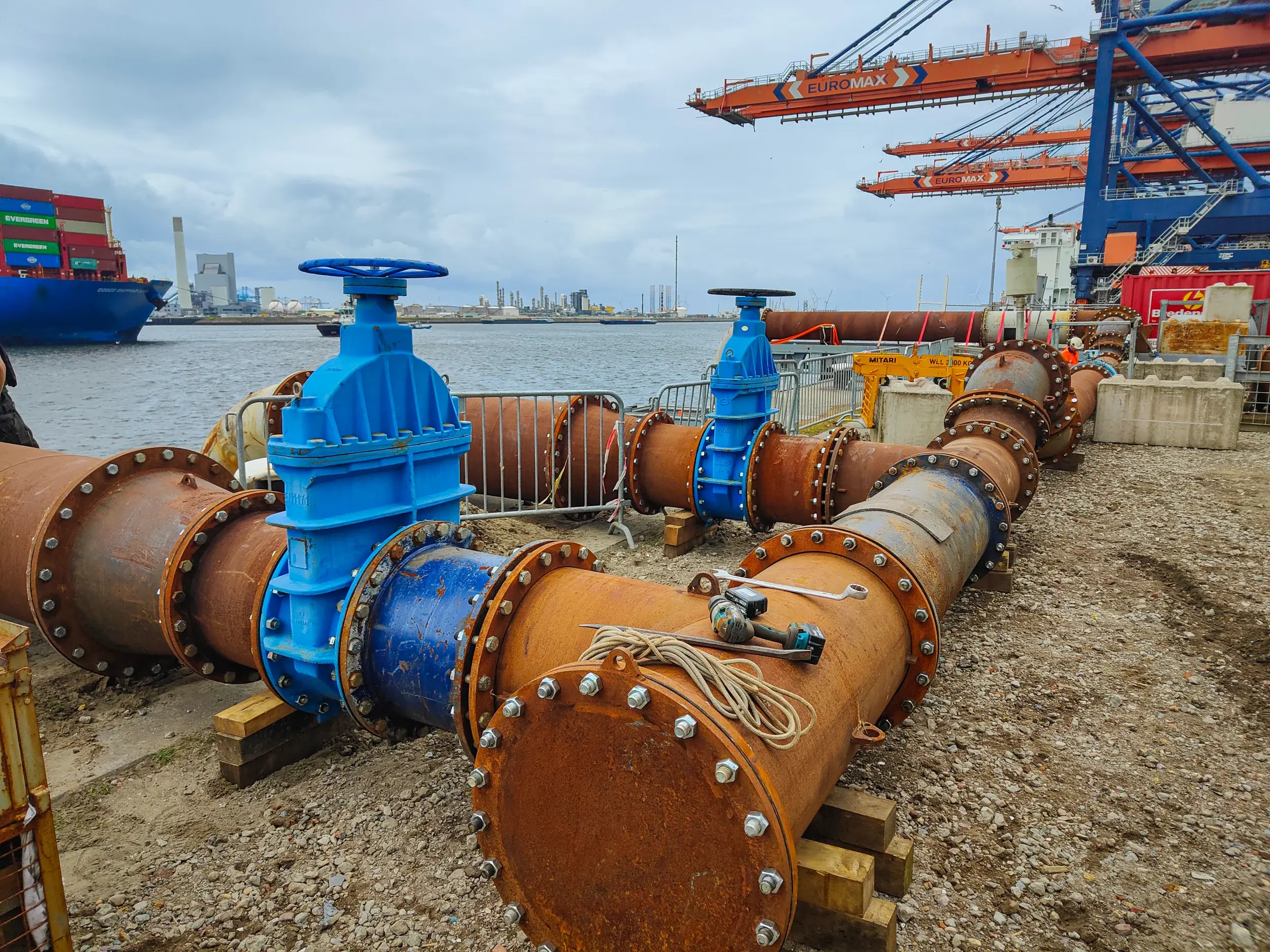 Een tijdelijke pompinstallatie bij de Maasvlakte Rotterdam
