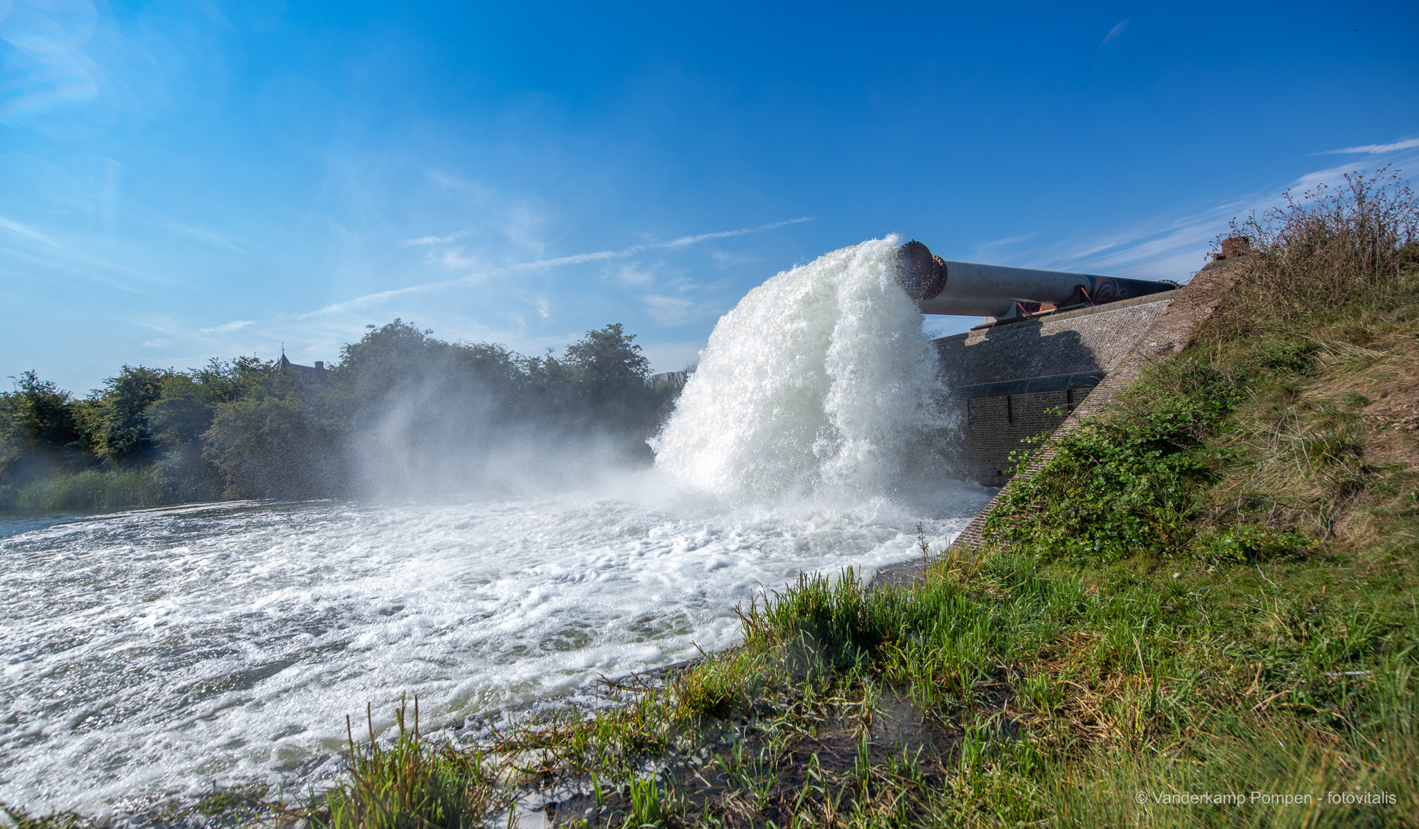 Innovatief engineering bij Vanderkamp Pompen door Rick van der Kamp en Reinout van de Belt. Sproeikop staat aan boven de Stenen Beer bij het Muiderslot te Muiden.