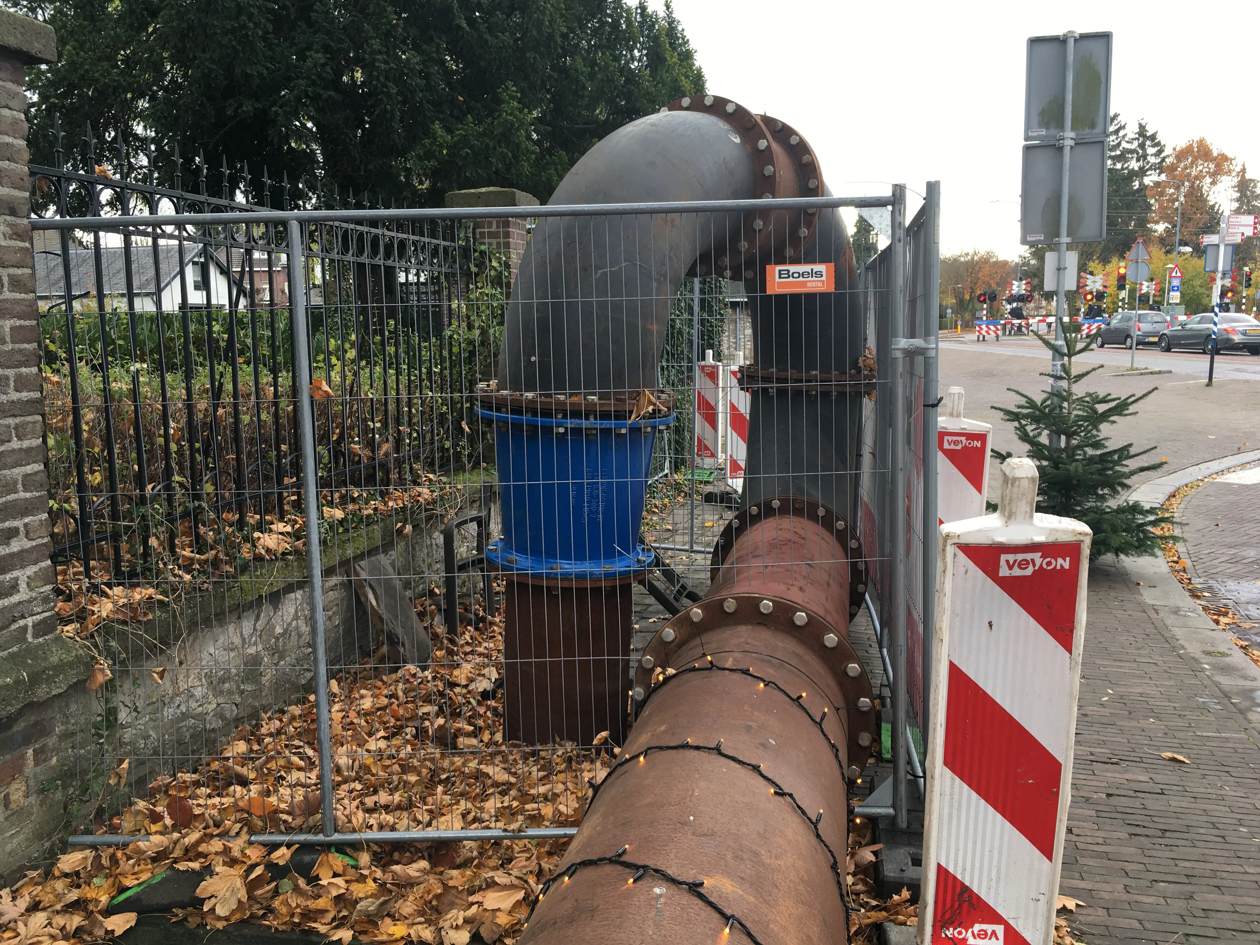 Vanderkamp plaatst een tijdelijke pompinstallatie met een wegoverspanning