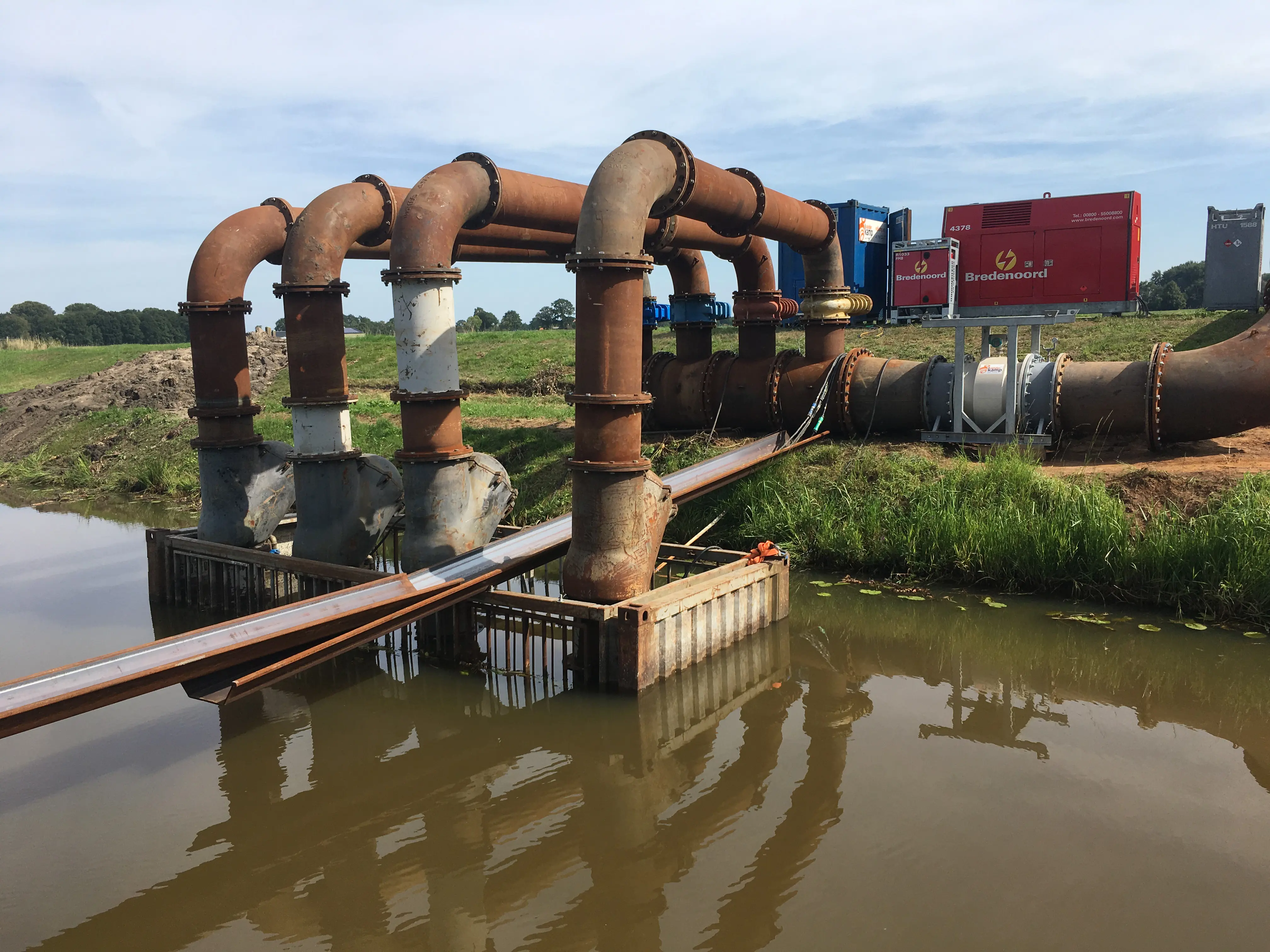 Vanderkamp plaatst een tijdelijke pompinstallatie bij het bouwen van een nieuw gemaal