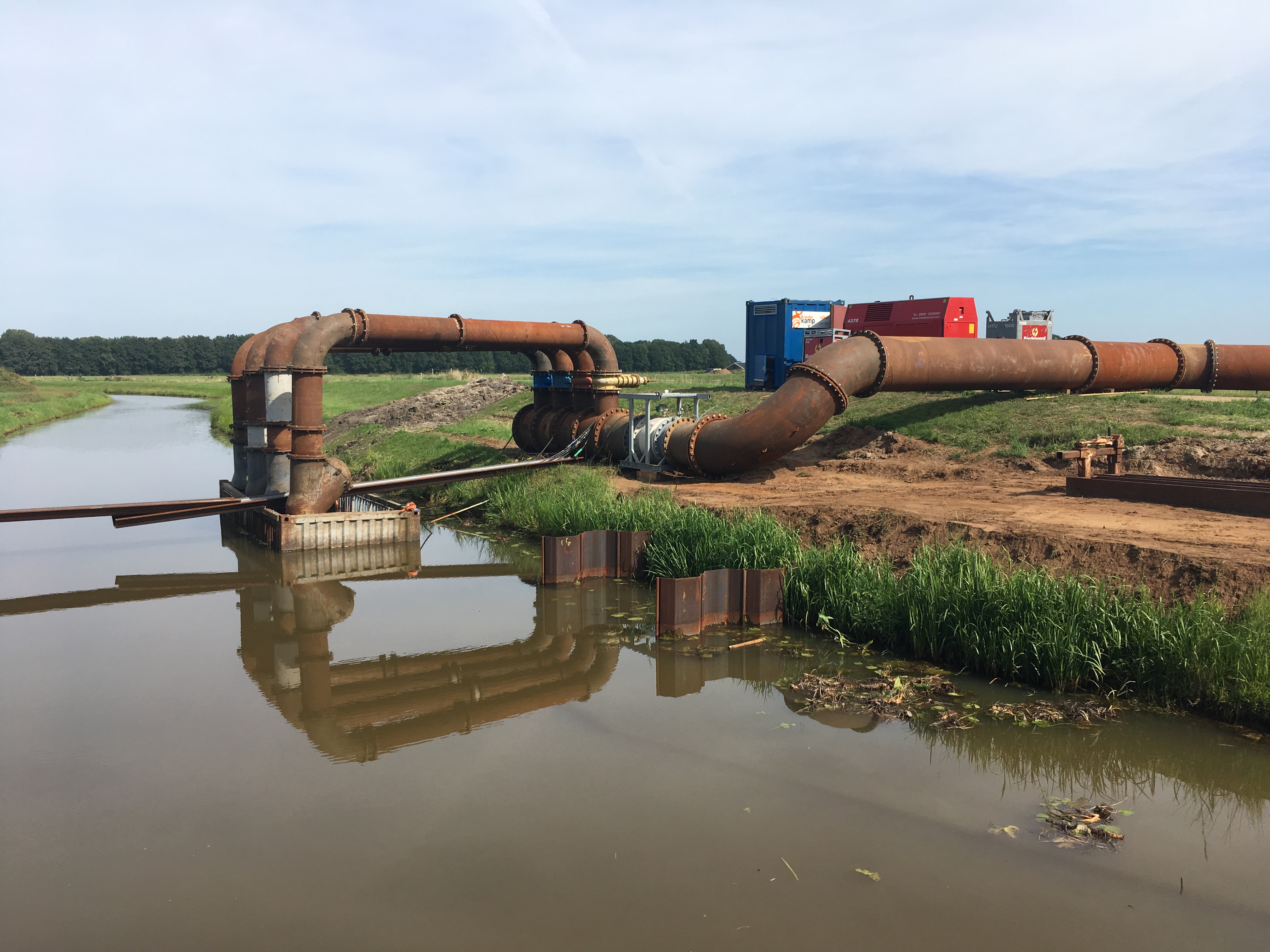 Vanderkamp plaatst een tijdelijke pompinstallatie bij het bouwen van een nieuw gemaal