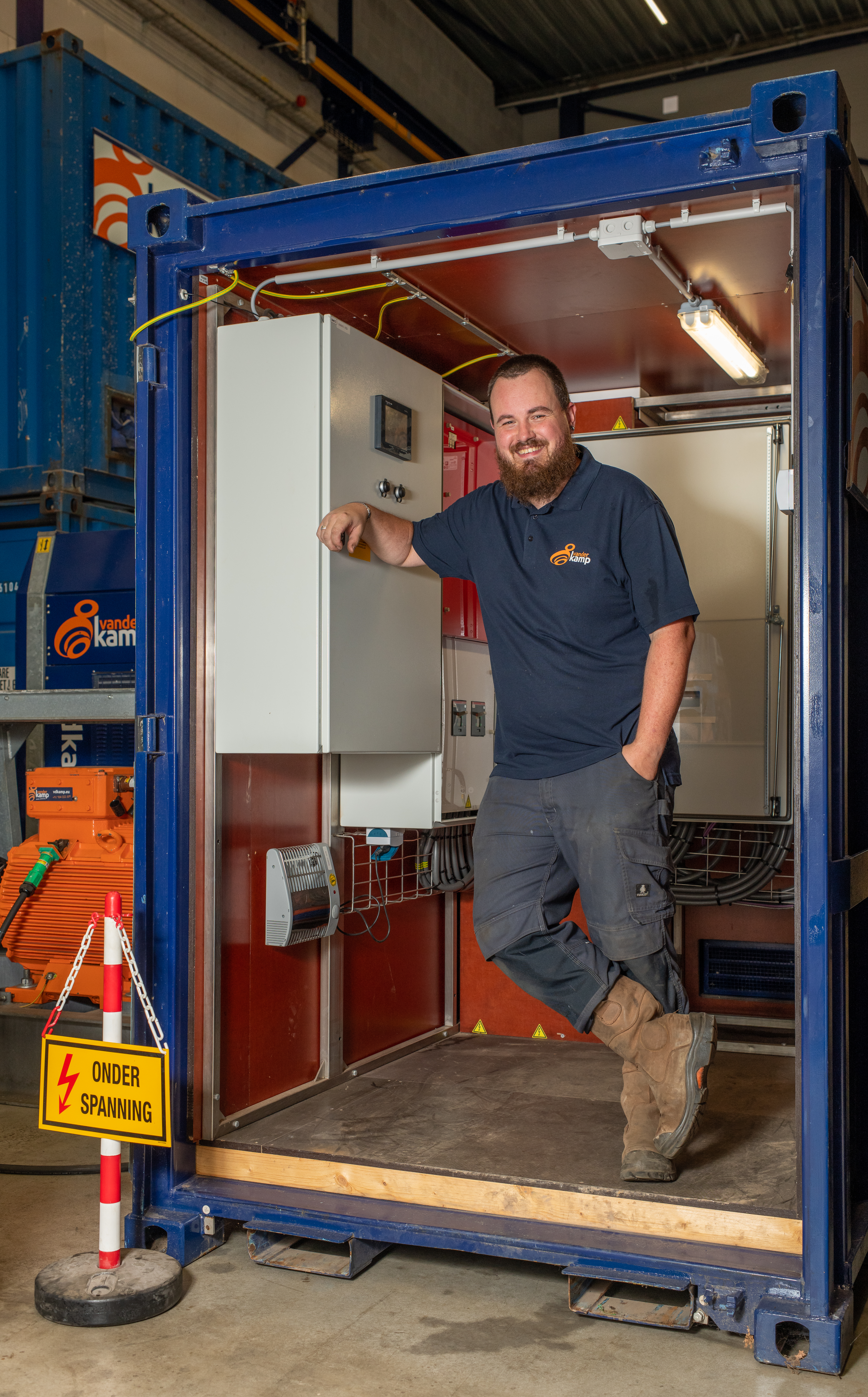 Roy staand in container