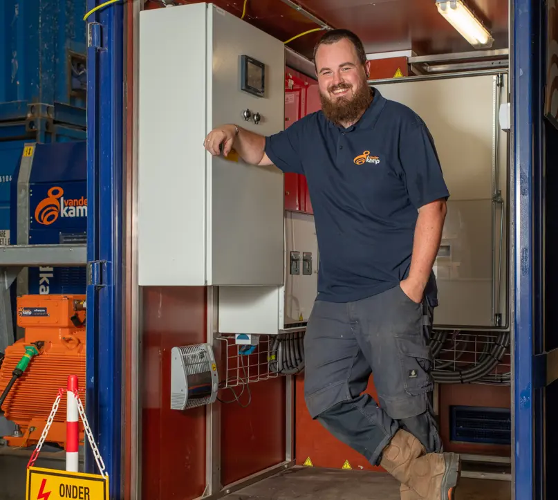 Roy staand in container