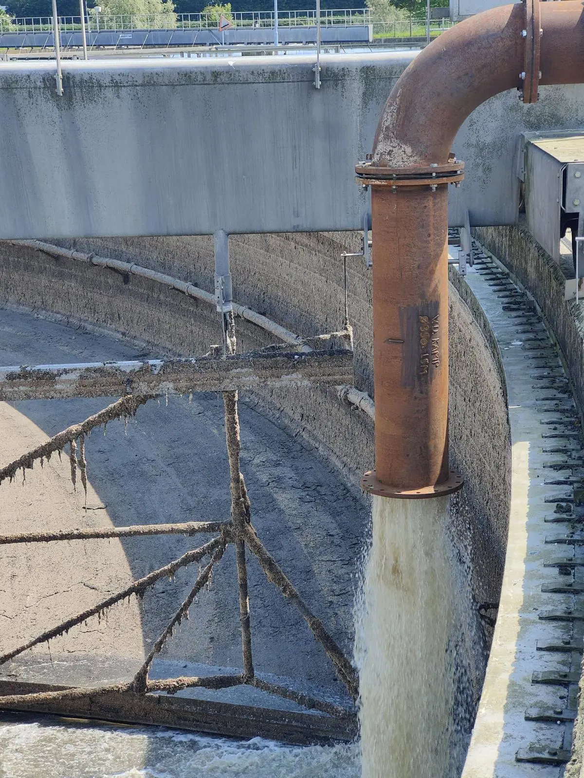 Een foto van een buis die water terug pompt in de RWZI