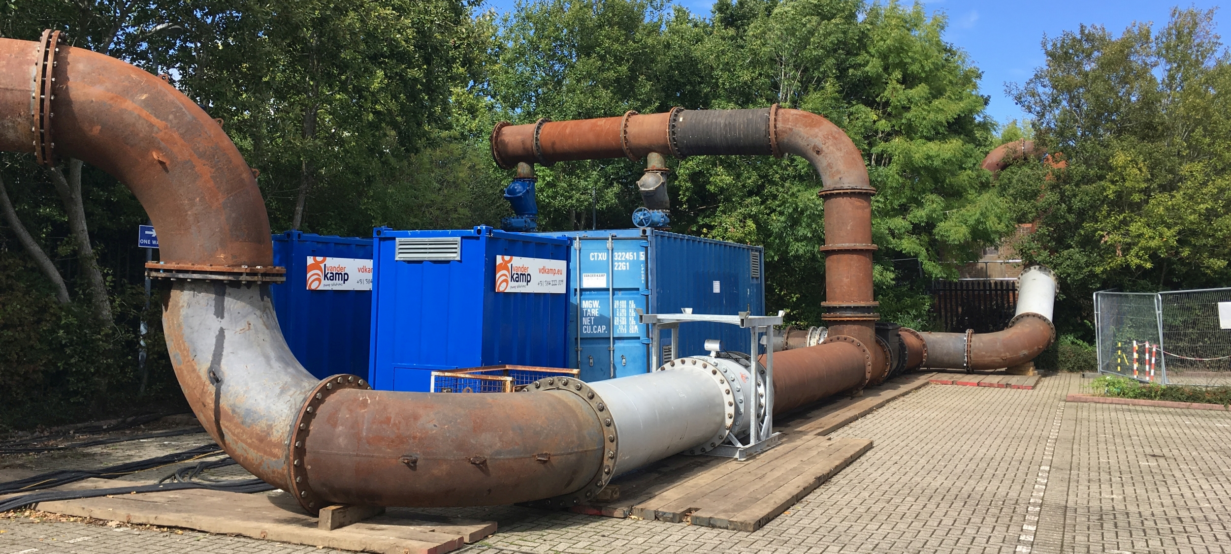 Vanderkamp verpompt 4150 m3/u weg via wegoverspanning met tijdelijke pompinstallatie