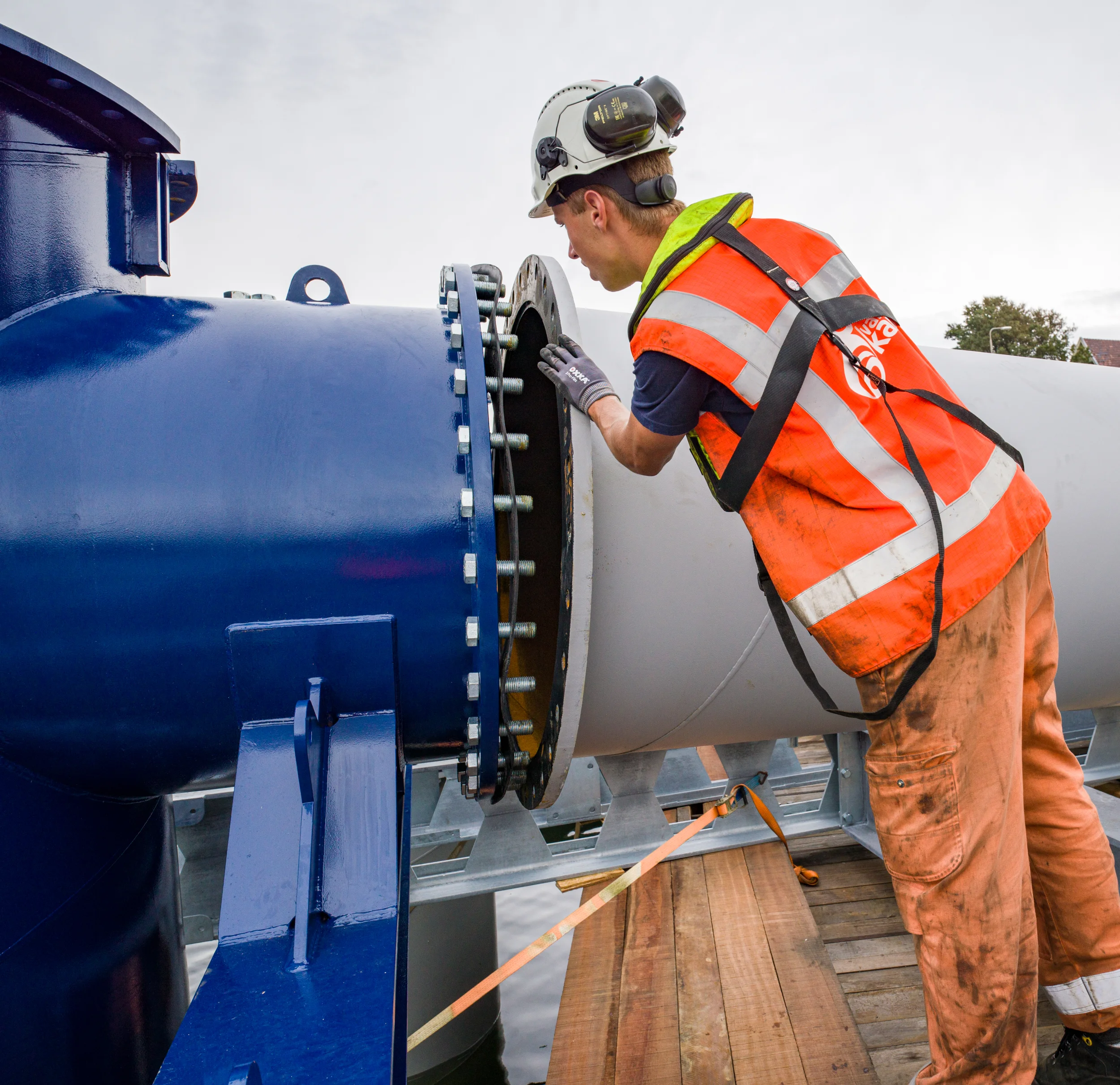 Collega bezig met buis bevestigen