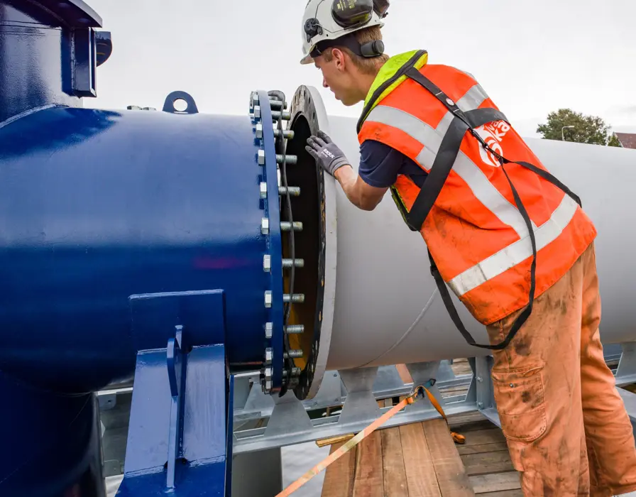 Collega bezig met buis bevestigen