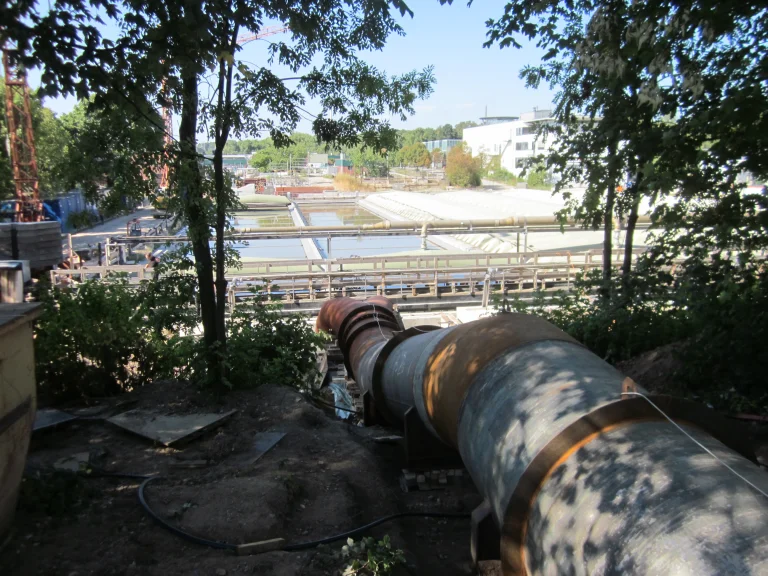 Buis die loopt naar de hevel