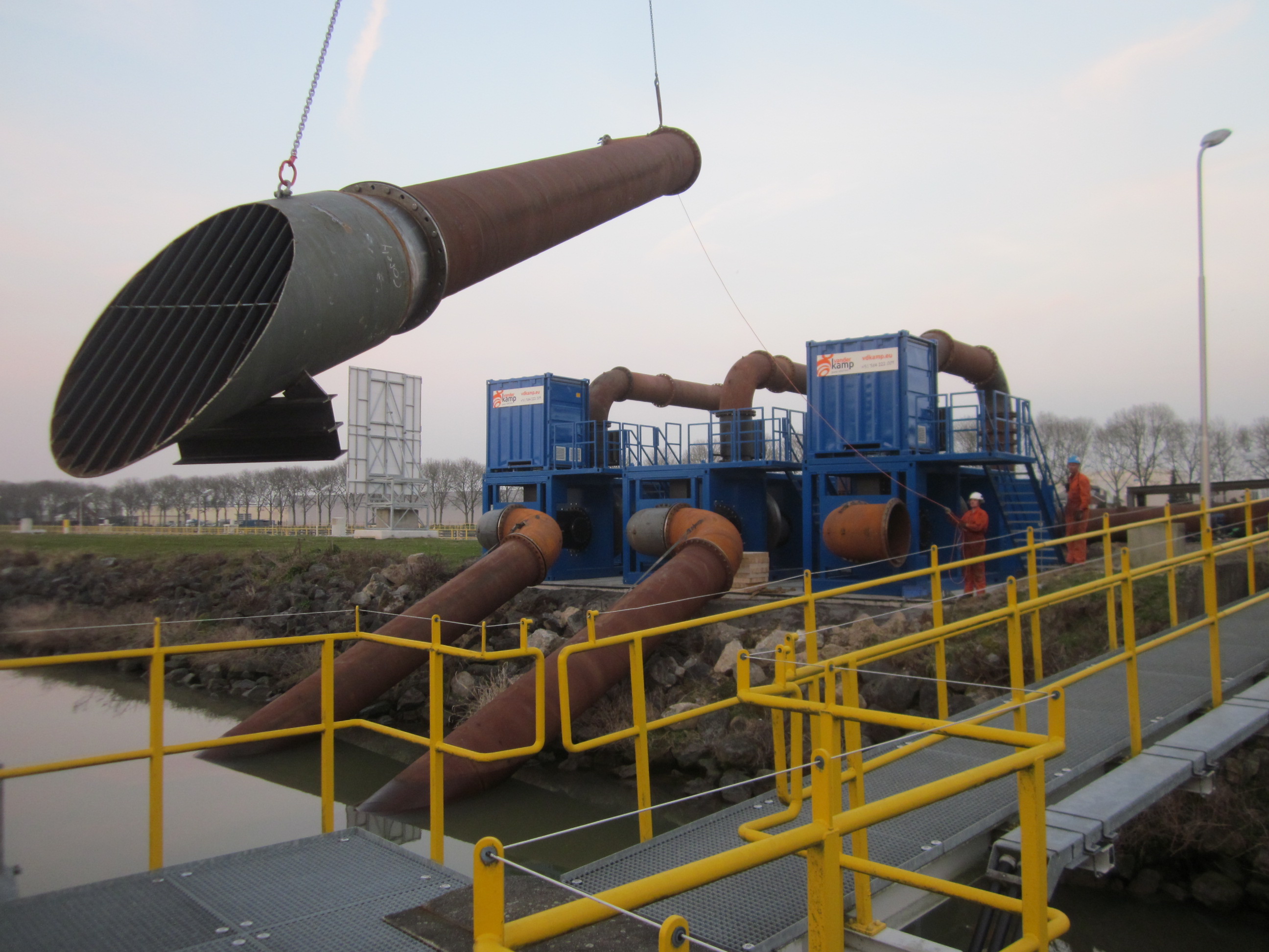 Sluis Born uitstroomopening met rooster van Vanderkamp.