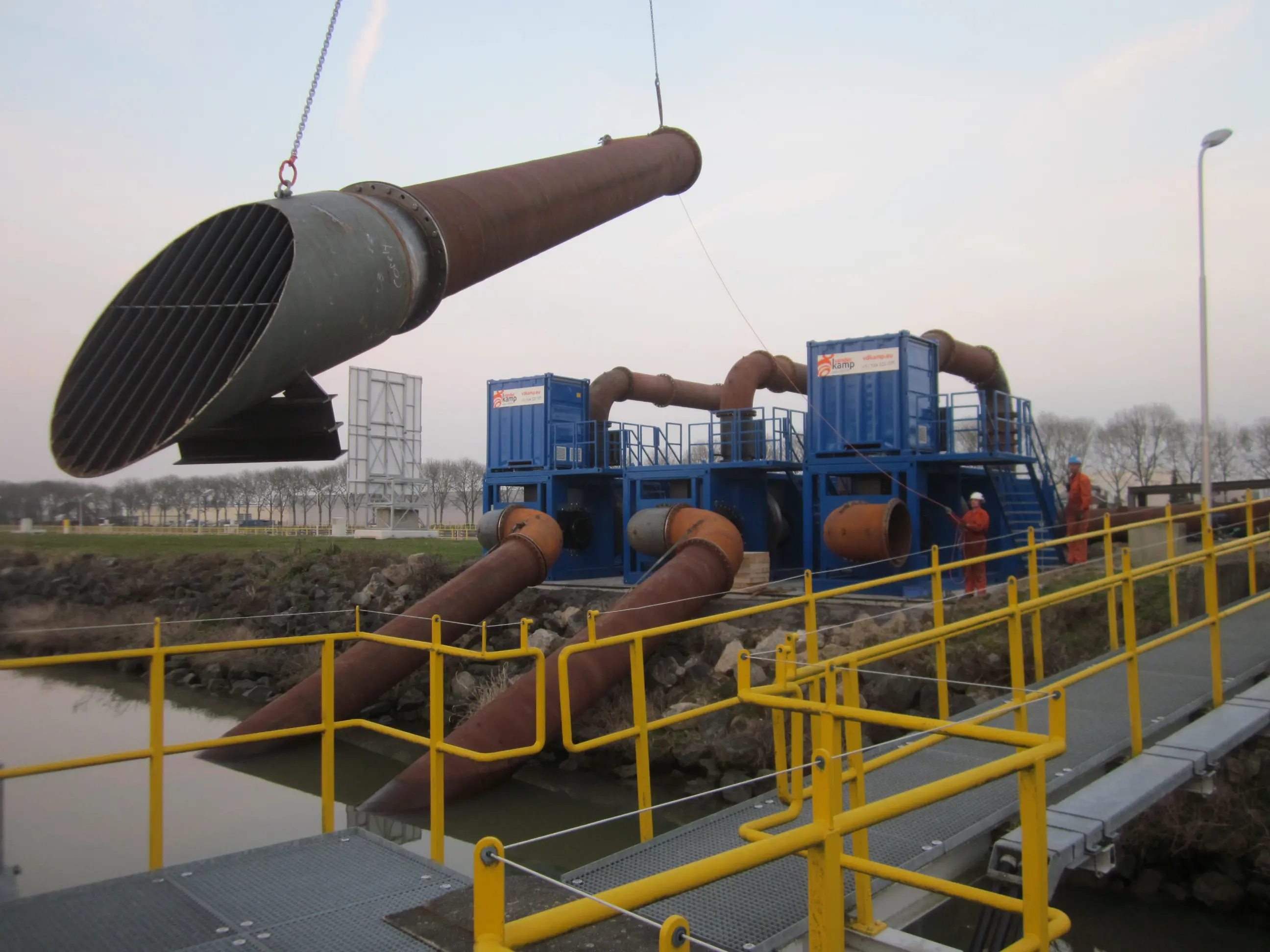Sluis Born uitstroomopening met rooster van Vanderkamp.