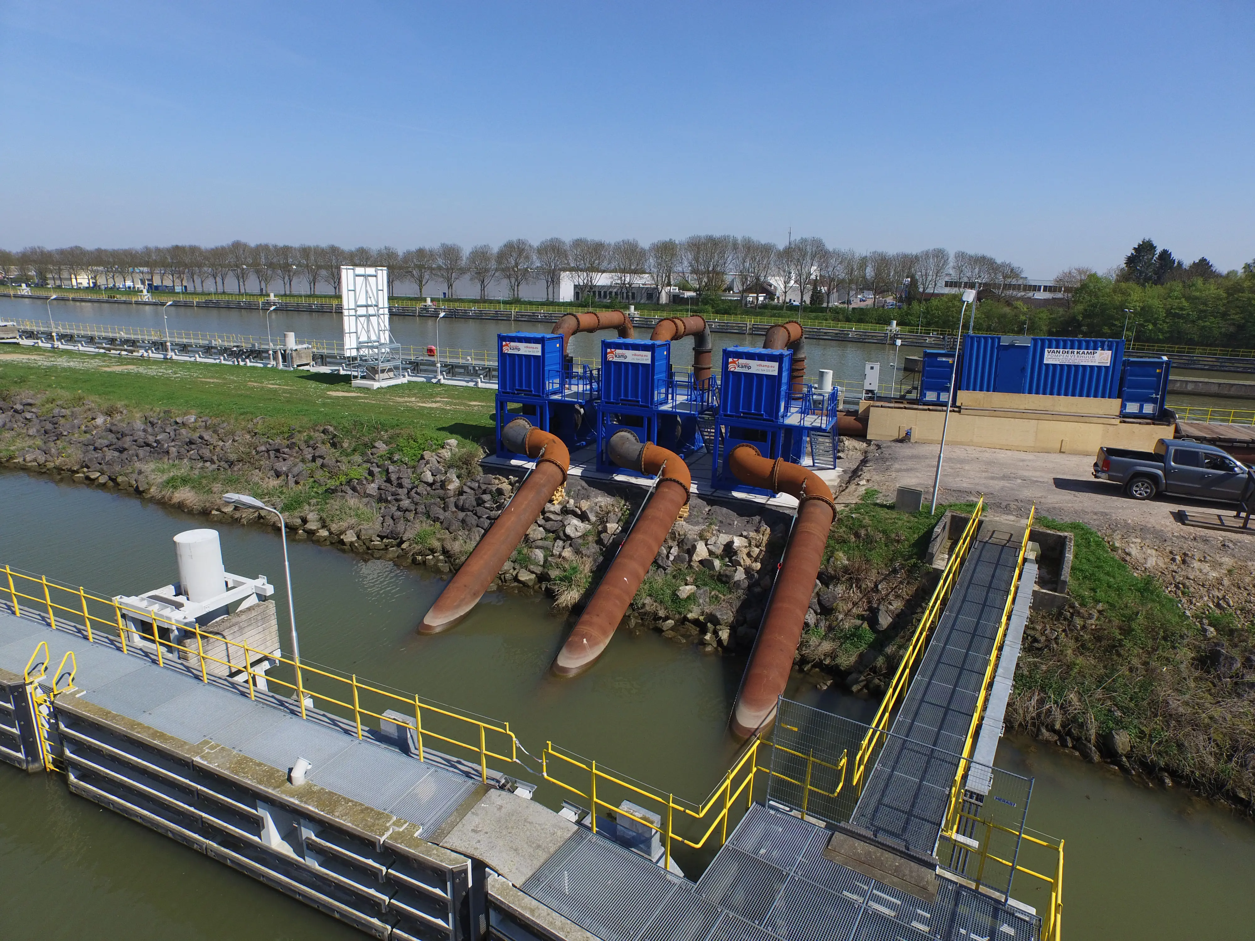 Pompgemaal Sluis Born tijdelijke pompinstallatie van Vanderkamp pompen.