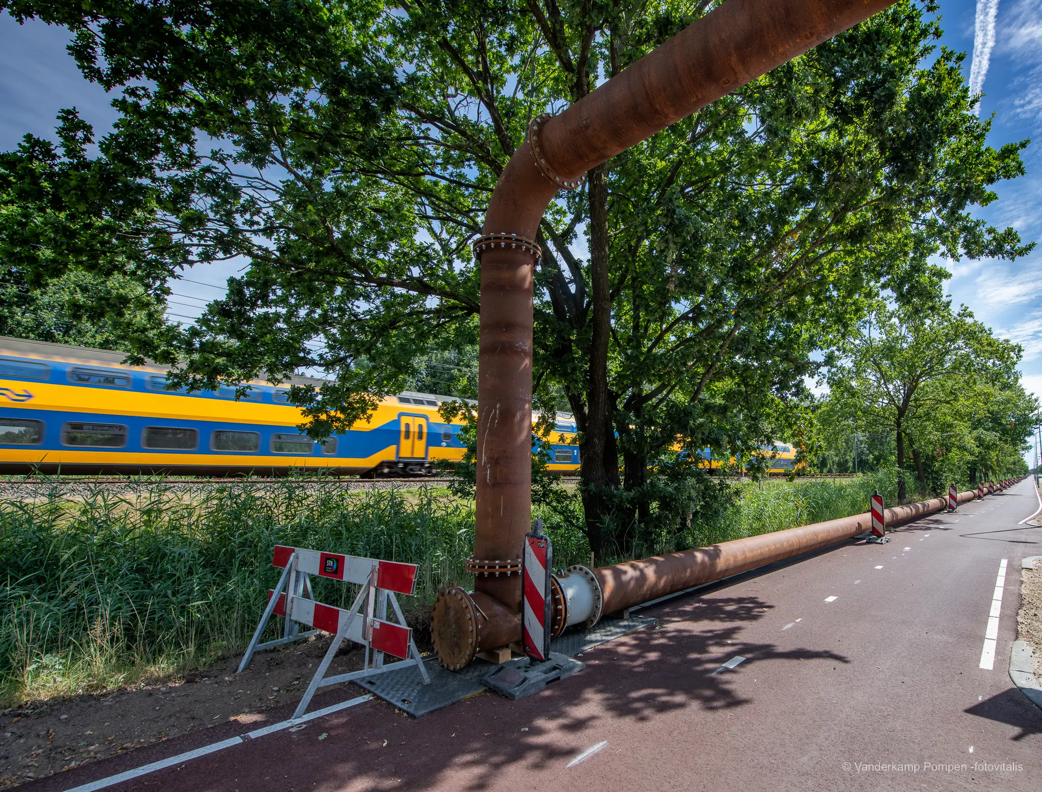 Bypass leidingen van Vanderkamp bij het project in Ede lang het NS spoornetwerk. 