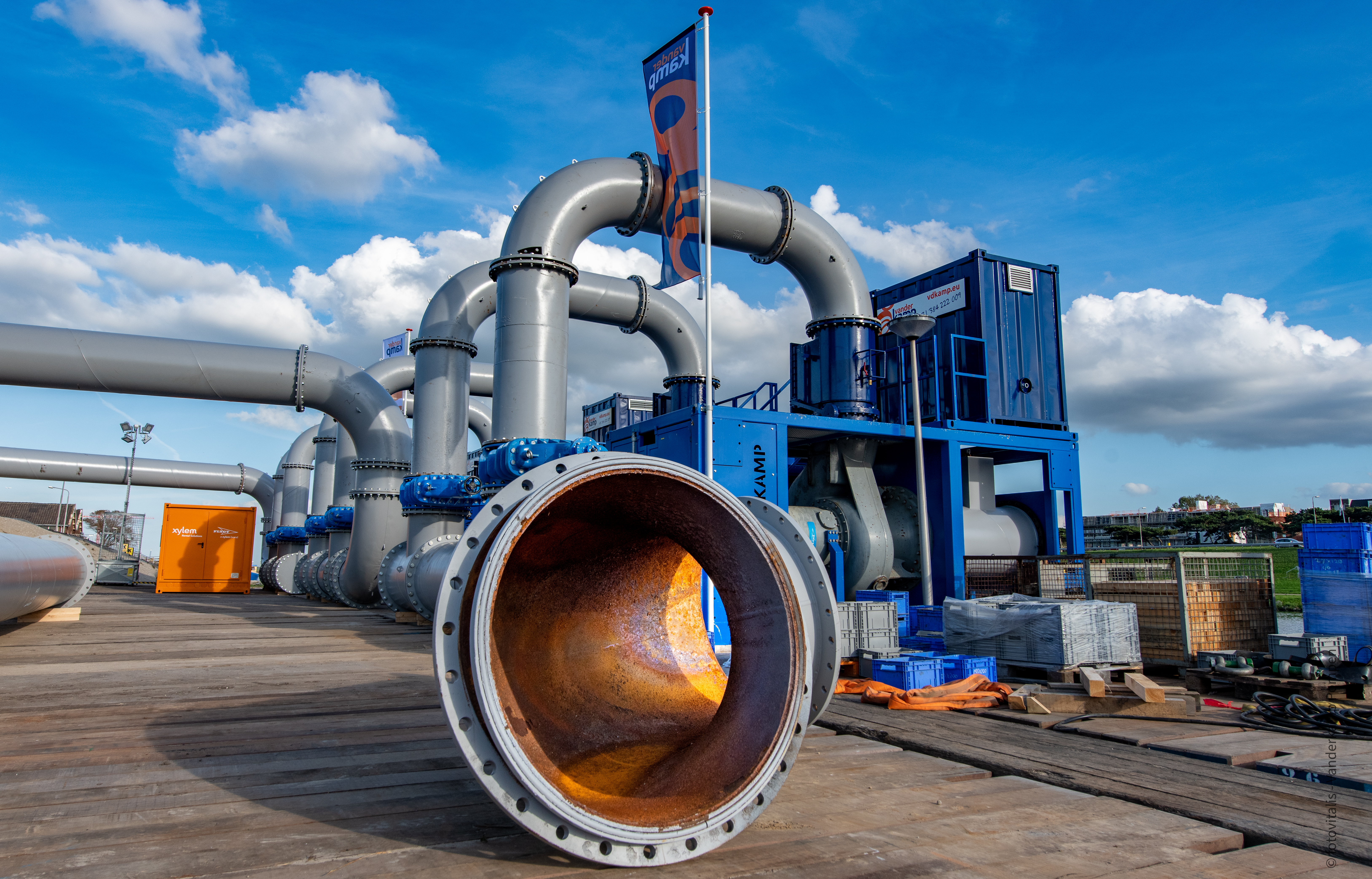 Projectfoto van Vanderkamp bij grootste tijdelijke pompinstallatie ooit gebouwd in IJmuiden Nederland. 