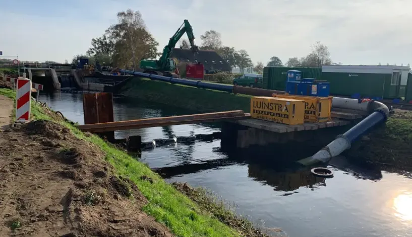 Luinstra en Vanderkamp Pompen zijn aan het werk bij stuw Linthorst.