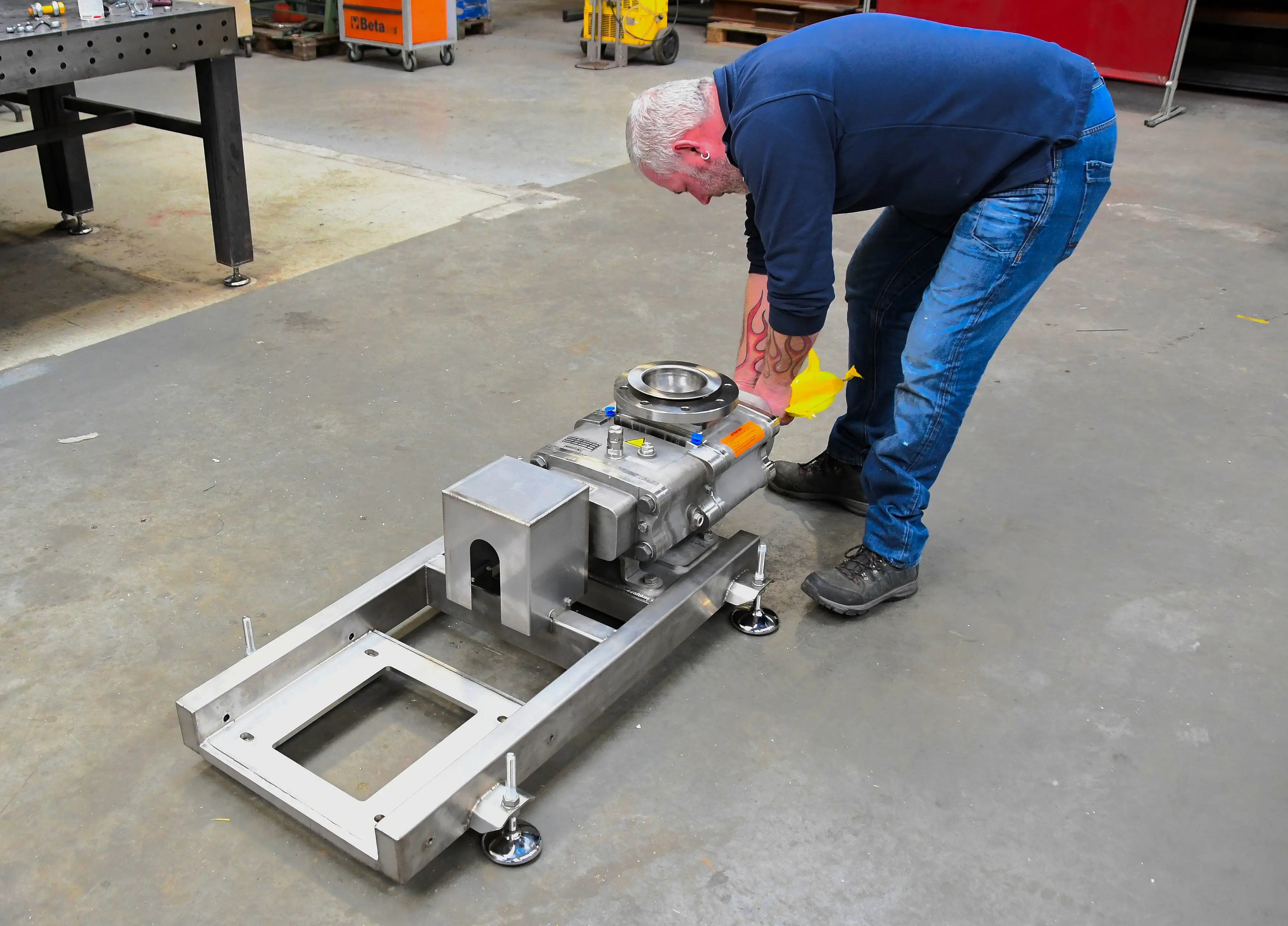 Niels bezig met pompoplossing met speciaal frame