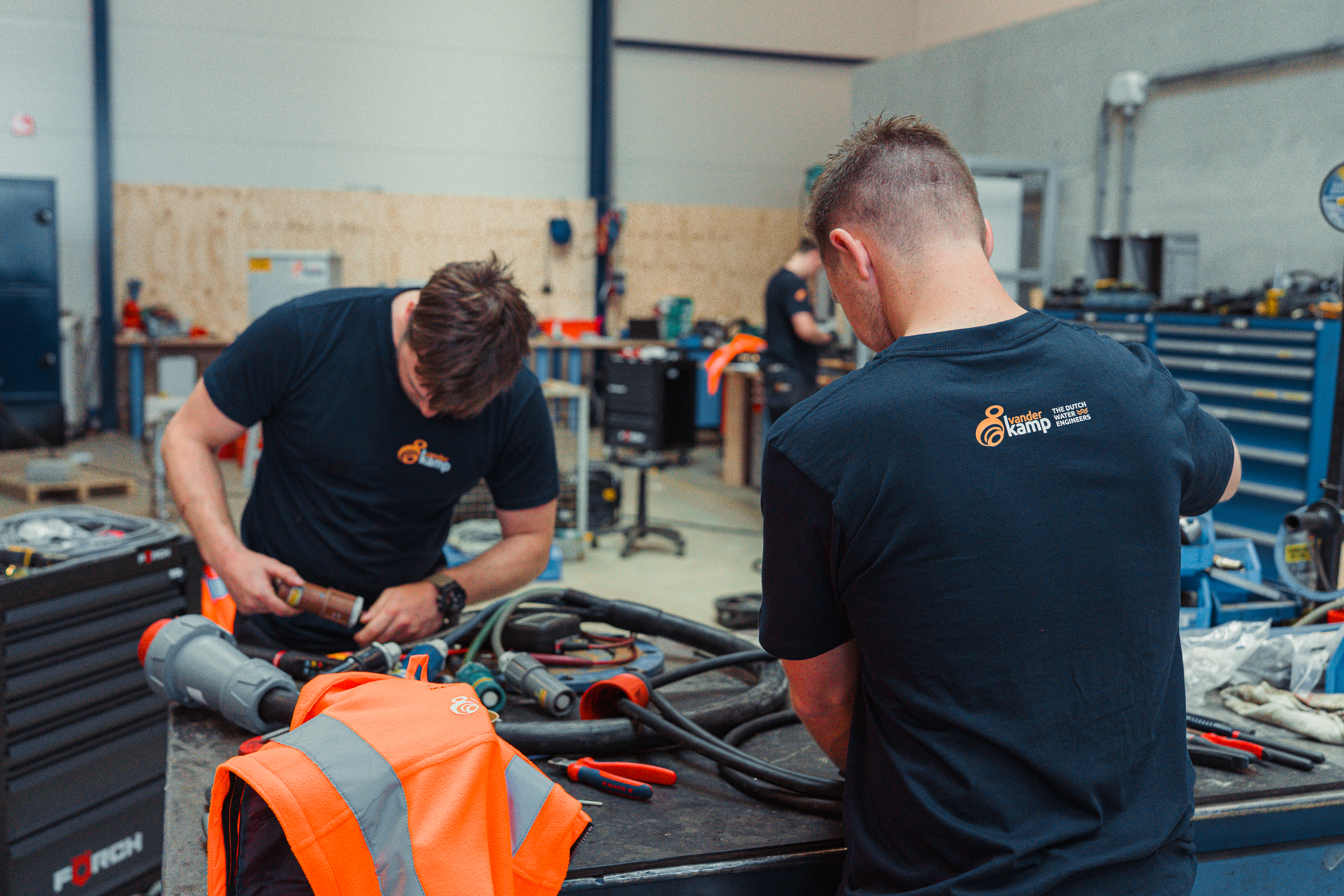 2 medewerkers bezig met kabels