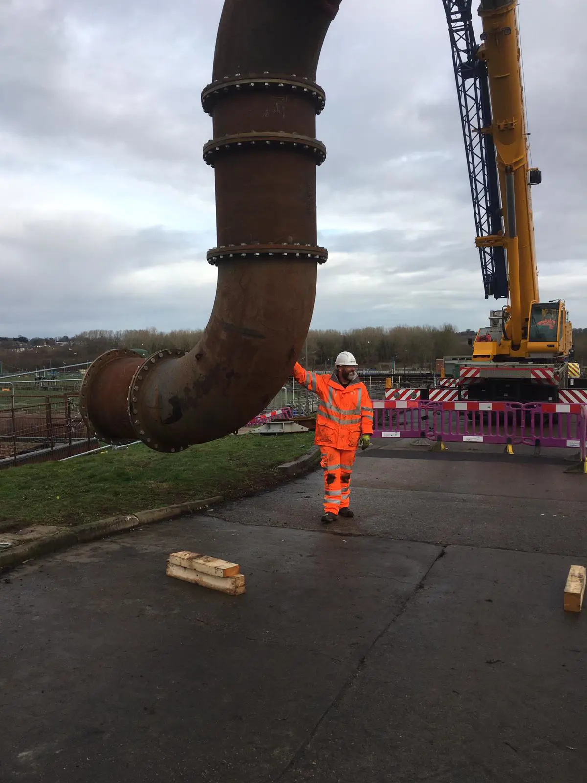 Vanderkamp verpompt 190 miljoen liter weg via wegoverspanning met tijdelijke pompinstallatie