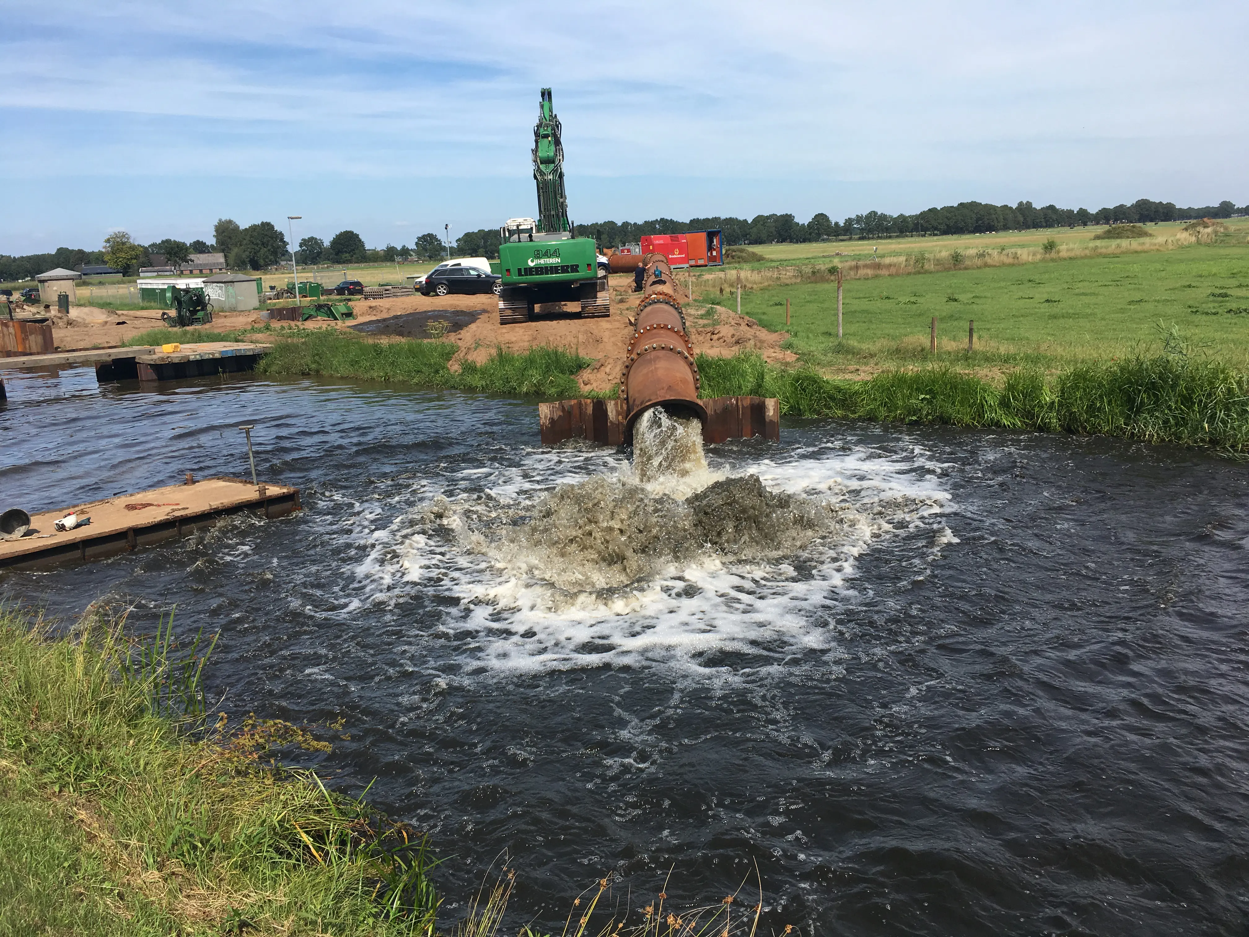 Vanderkamp plaatst een tijdelijke pompinstallatie bij het bouwen van een nieuw gemaal