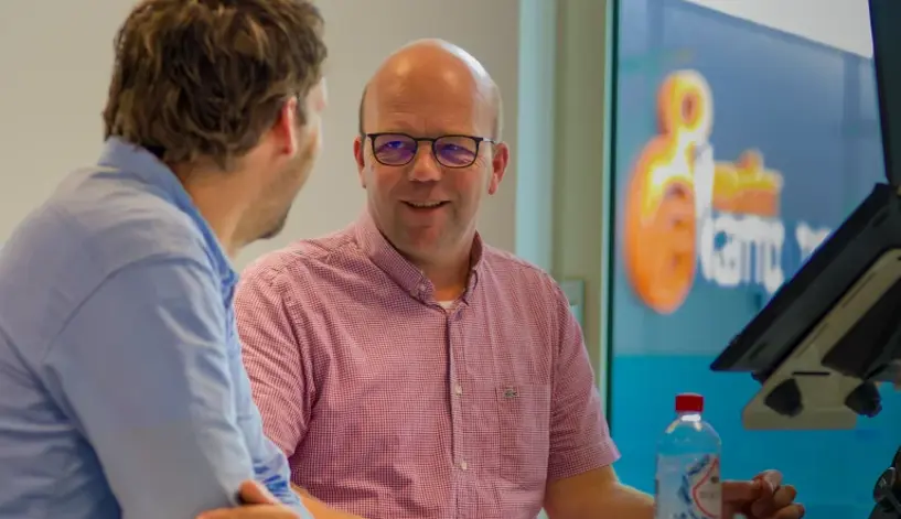 Hielke aan het praten met collega