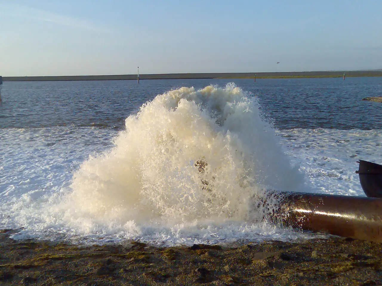 Delfzijl AKZO water komt omhoog uit tijdelijke pomp installatie van Vanderkamp Pompen.