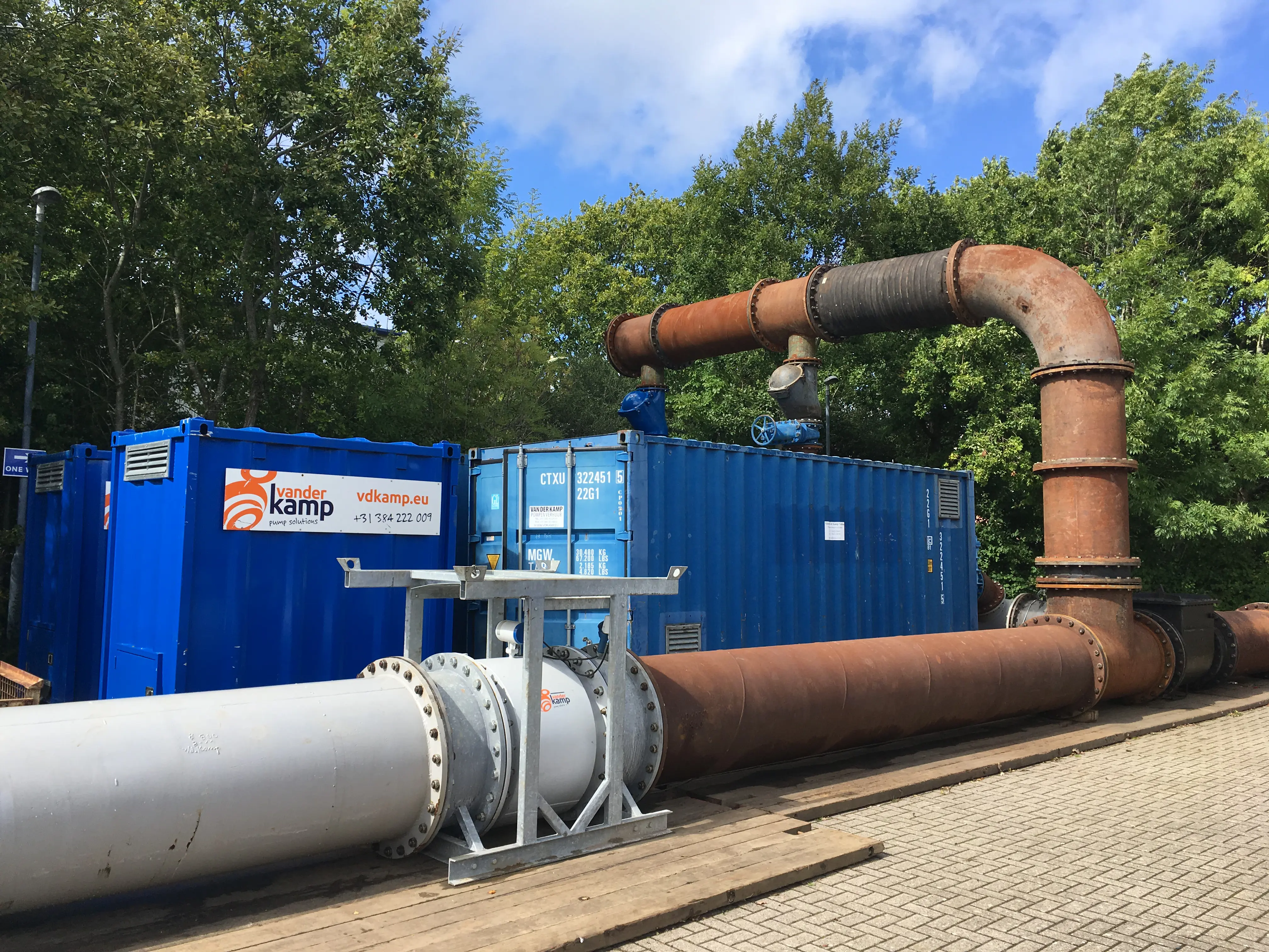 Vanderkamp verpompt 4150 m3/u weg via wegoverspanning met tijdelijke pompinstallatie