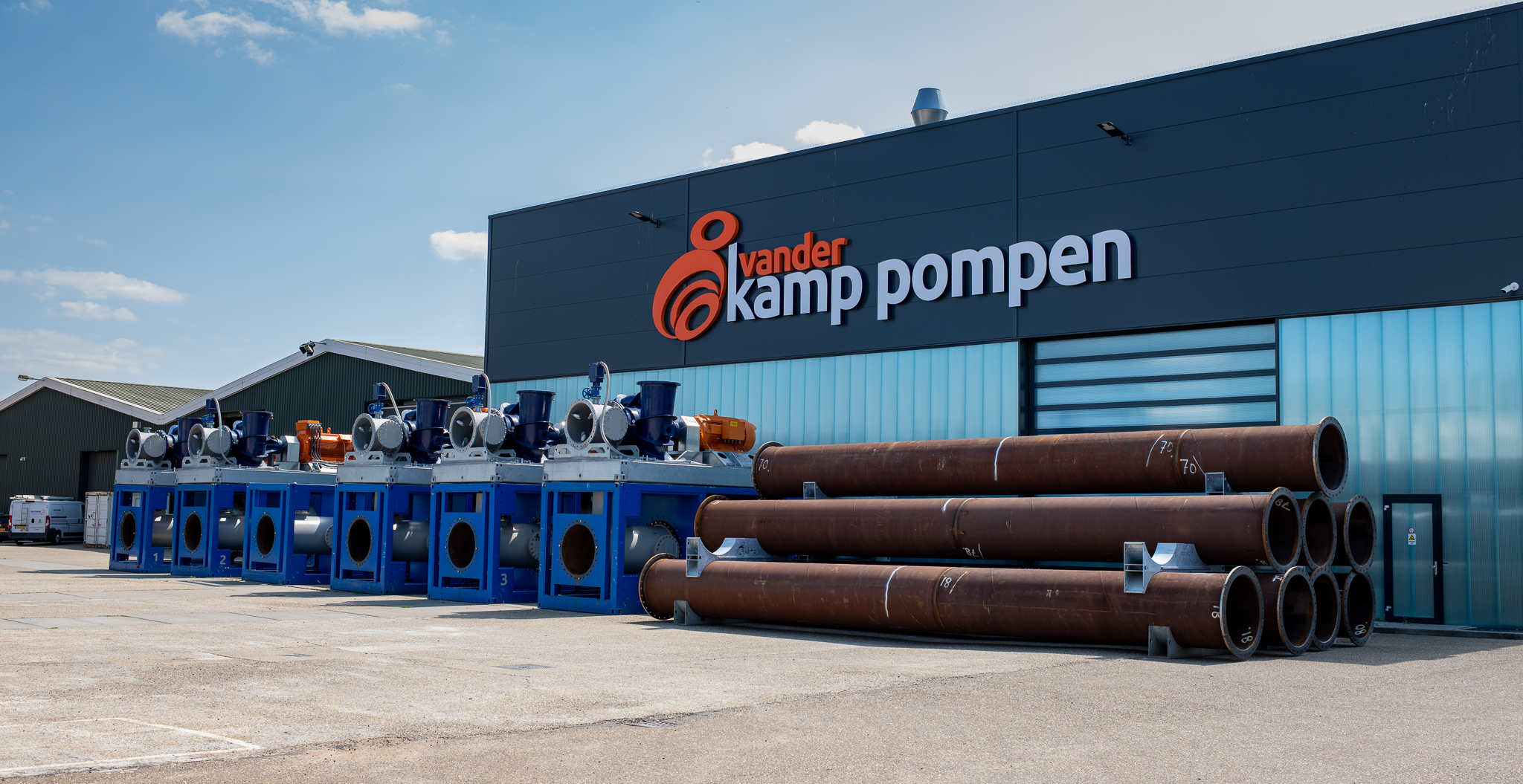 Pompen en buizen voor werkplaats