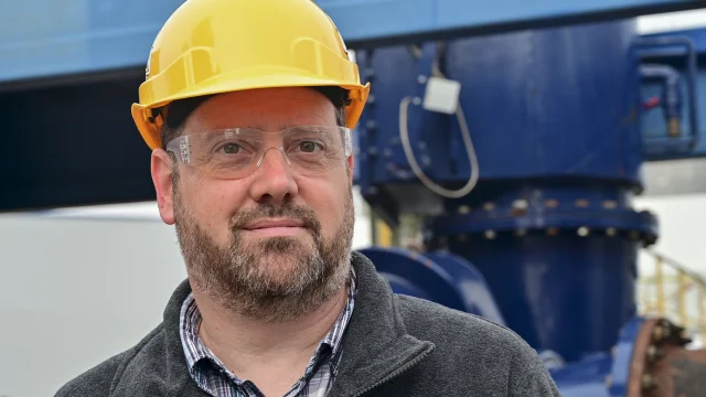 De CEO van Antec die een tijdelijke koelwater installatie van Vanderkamp