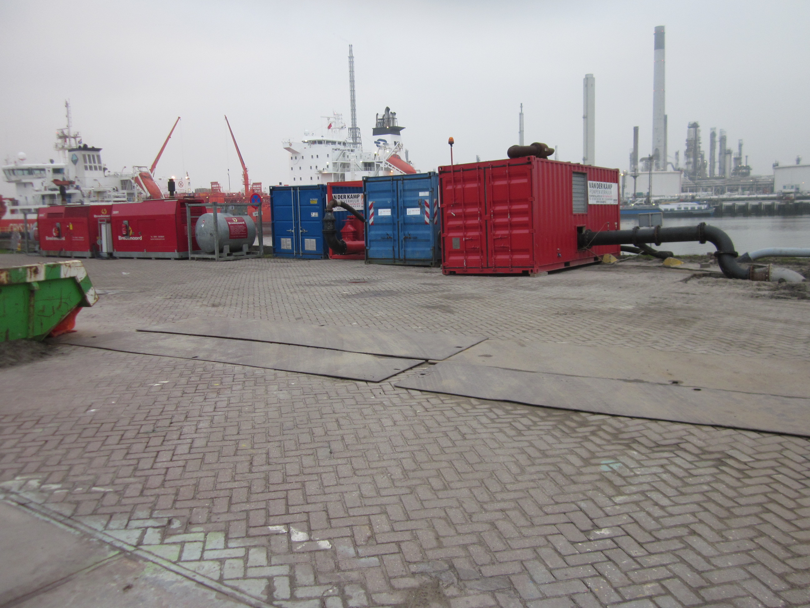 Tijdelijke bluswatervoorziening voor Vopak in Rotterdam.