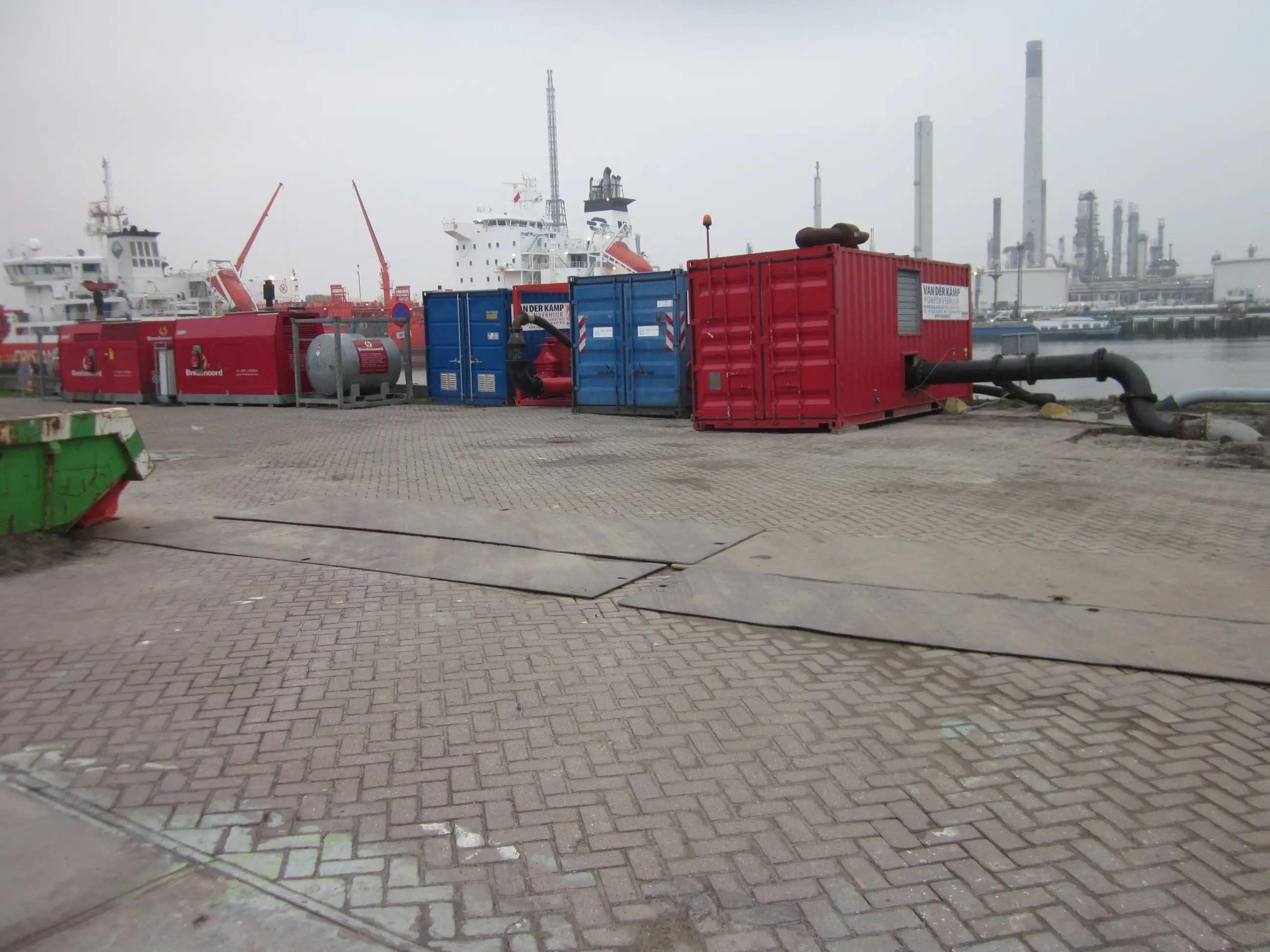 Tijdelijke bluswatervoorziening voor Vopak in Rotterdam.